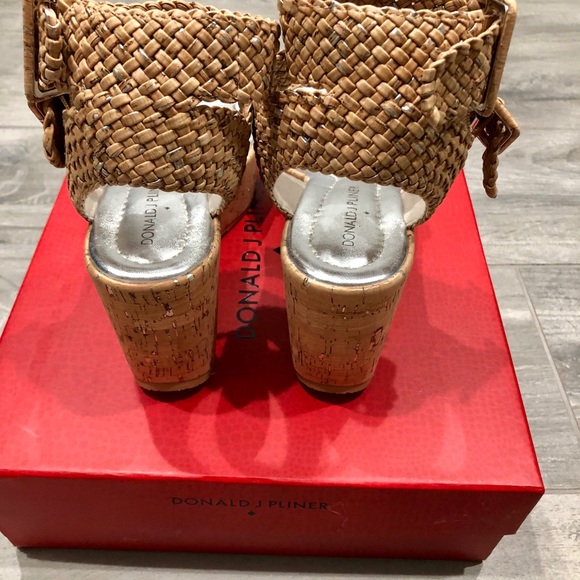 Donald Pliner natural cork /metallic flatform-61/2 - Picture 5 of 7